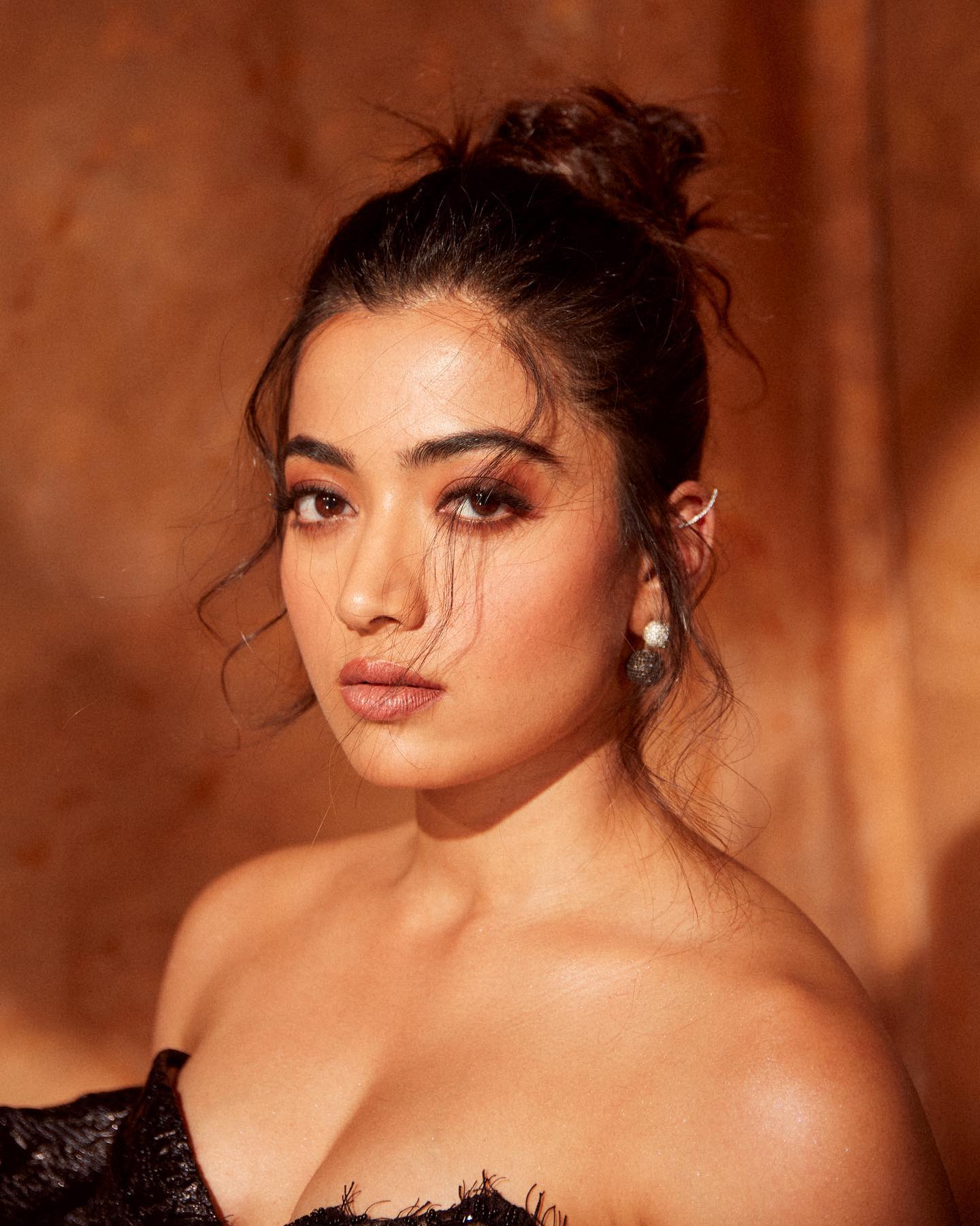 Rashmika Mandanna : చాక్లెట్ కలర్ టాప్‌లో మెరిసిపోతున్న యానిమల్ హీరోయిన్  రష్మిక మందన్న.. Animal actress Rashmika mandanna looks gorgeous in her  latest chocolate color top outfit