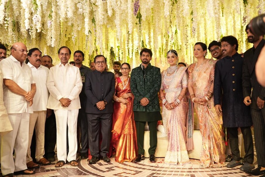  హాస్య బ్రహ్మ, తనదైన నటనతో వెయ్యికి పైగా చిత్రాల్లో భారతీయ ప్రేక్షకులకు వినోదం అందించిన నటుడు బ్రహ్మానందం. ఆయన ద్వితీయ కుమారుడు సిద్ధార్థ ఏడు అడుగులు వేశారు. శ్రీ బూర వినయ్ కుమార్, పద్మజ దంపతుల పుత్రిక ఐశ్వర్య మెడలో సిద్ధార్థ మూడు ముడులు వేశారు. Photo : Twitter