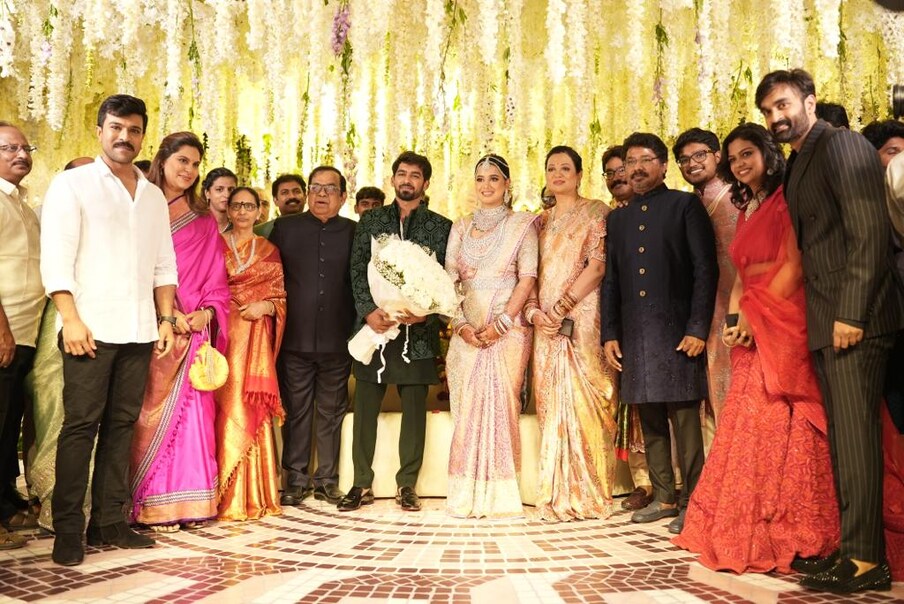  దీనికి సంబంధించిన ఫోటోలు సోషల్ మీడియాలో వైరల్ అవుతున్నాయి. ఆ మధ్య సిద్ధార్థ, ఐశ్వర్యల నిశ్చితార్థ వేడుక  అంగరంగ వైభవంగా జరిగిన సంగతి తెలిసిందే. నటుడు బ్రహ్మానందంకు ఇద్దరు కుమారులు. పెద్ద కొడుకు గౌతమ్‌ తెలుగు సినిమాల్లో హీరోగా నటించి పాపులర్ అయ్యారు. ఇక బ్రహ్మానందం చిన్న కొడుకు సిద్దార్థ్‌ విదేశాల్లో చదువుకుని అక్కడే ఉద్యోగం చేస్తున్నట్లు తెలుస్తోంది. సిద్దార్థ్‌‌కు సినిమాలపై పెద్దగా ఇష్టం లేకపోవడంతో సినిమా ఇండస్ట్రీకి దూరంగా ఉన్నారు. Photo : Twitter