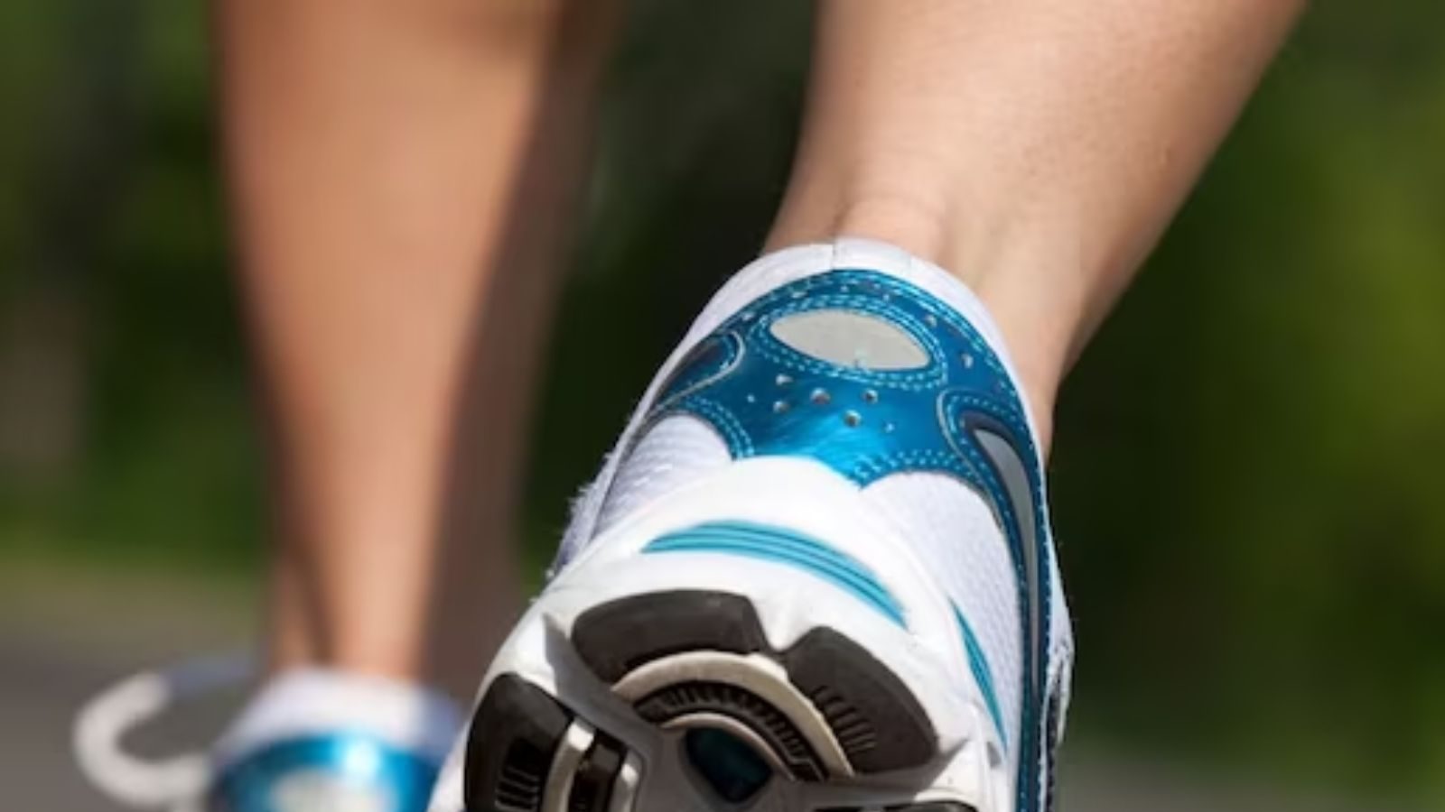 Walks Inward Reverse Walking: వెనక్కి నడవడం వల్ల అనేక ఆరోగ్య ప్రయోజనాలు ఉంటాయనే ...
