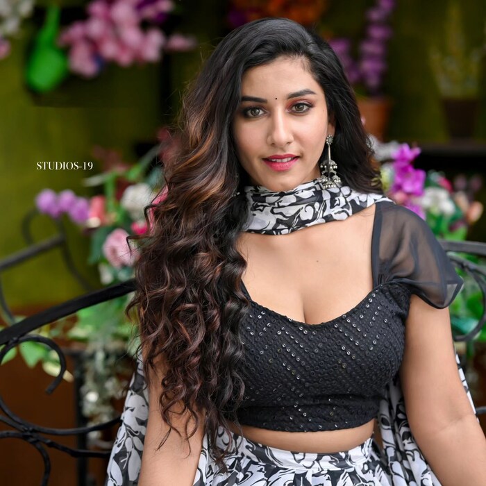 బ్లాక్ టాప్‌లో సోకుల విందు చేసిన యాంకర్ విష్ణుప్రియ.. అదిరిన లేటెస్ట్ పిక్స్..