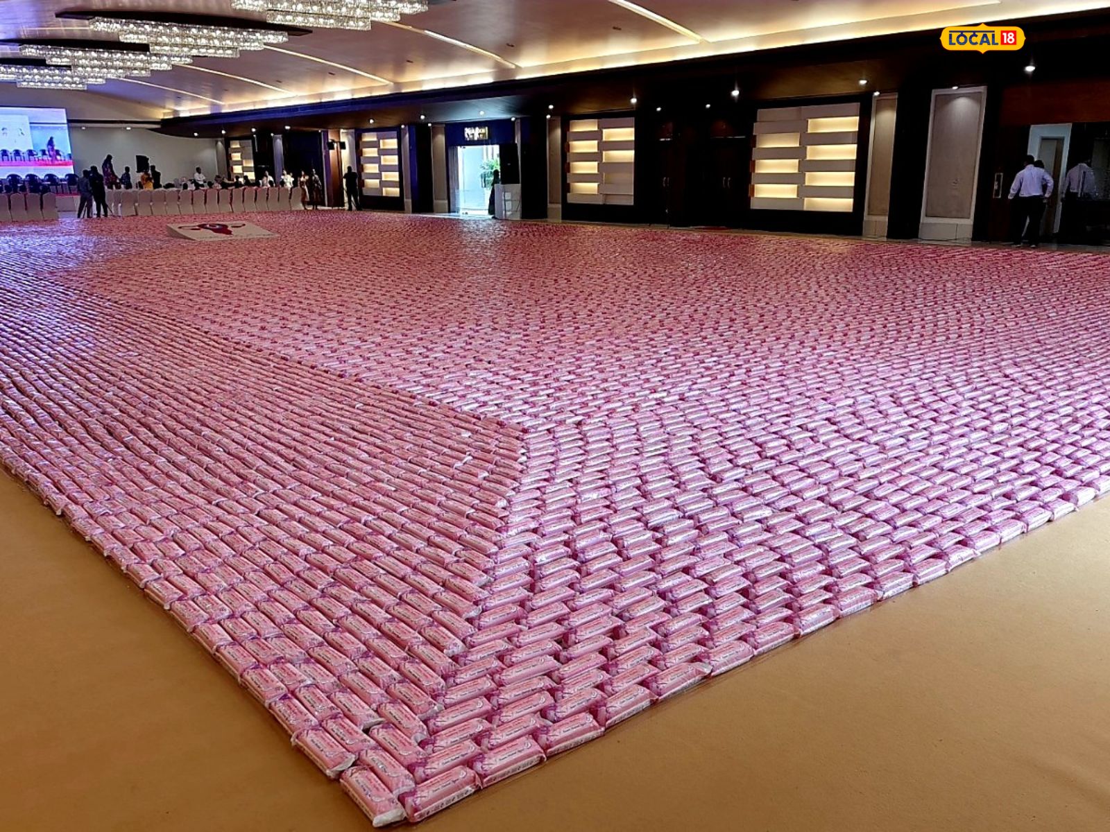 గుజరాత్ లో అపూర్వ రికార్డు.. 3,25,000 శానిటరీ ప్యాడ్‌ల పంపిణీ.. గిన్నిస్ బుక్ లో పేరు నమోదు