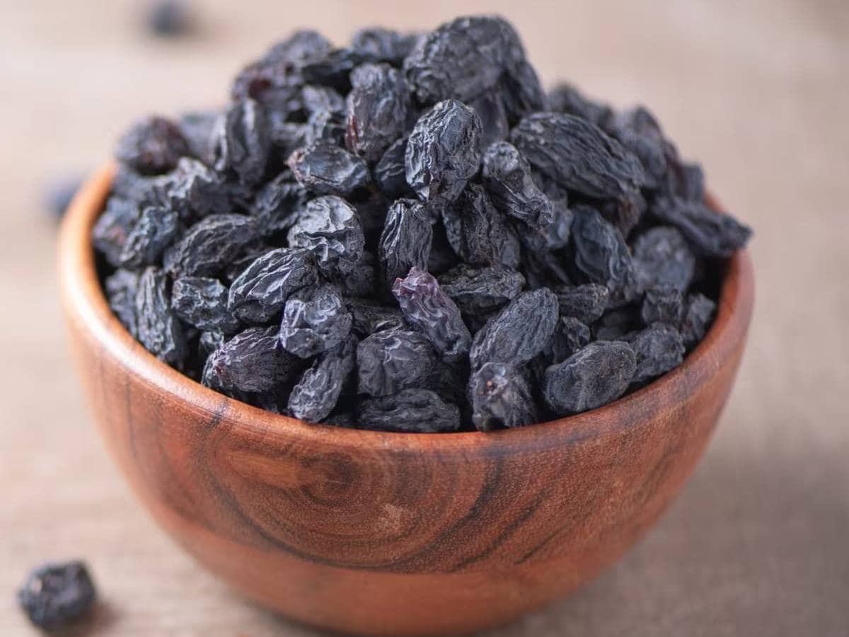 Black Raisins Health Benefits ఈ బ్లాక్ ఫ్రూట్ మలబద్ధకం నుండి హైబీపీ