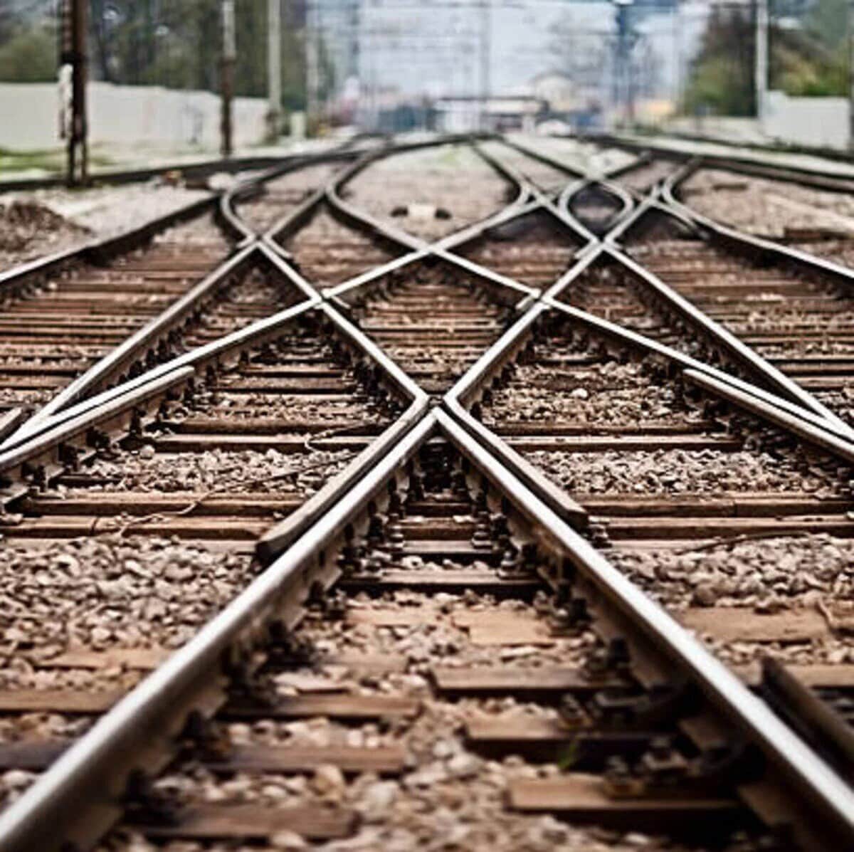 Gaps In Railway Tracks రైల్వే పట్టాల మధ్య అక్కడక్కడ ఇలాంటి గ్యాప్స్