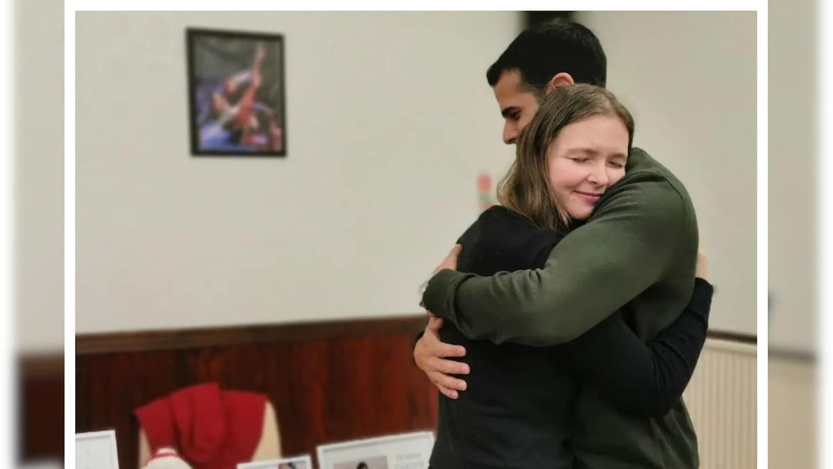 Hugging : ఇది సూపర్ బిజినెస్.. కౌగిలించుకుంటూ కోట్లు సంపాదిస్తున్న యువతి.. గంటకు ఎంతంటే..?