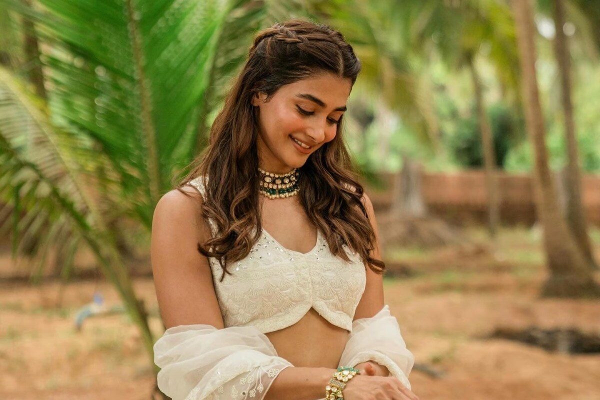 Pooja Hegde: గోల్డెన్ చాన్స్ పట్టేసిన పూజాహెగ్డే... ఏకంగా రూ.100 కోట్ల సినిమాతో రీ ఎంట్రీ!
