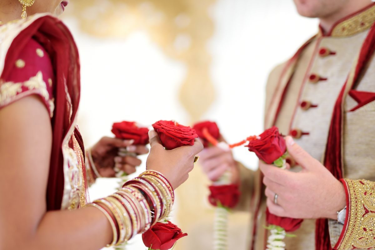 రైలులో ప్రయాణిస్తూ .. తన పక్కన కూర్చున్న అమ్మాయిని పెళ్లి చేసుకున్న నటుడు ఎవరో తెలుసా?