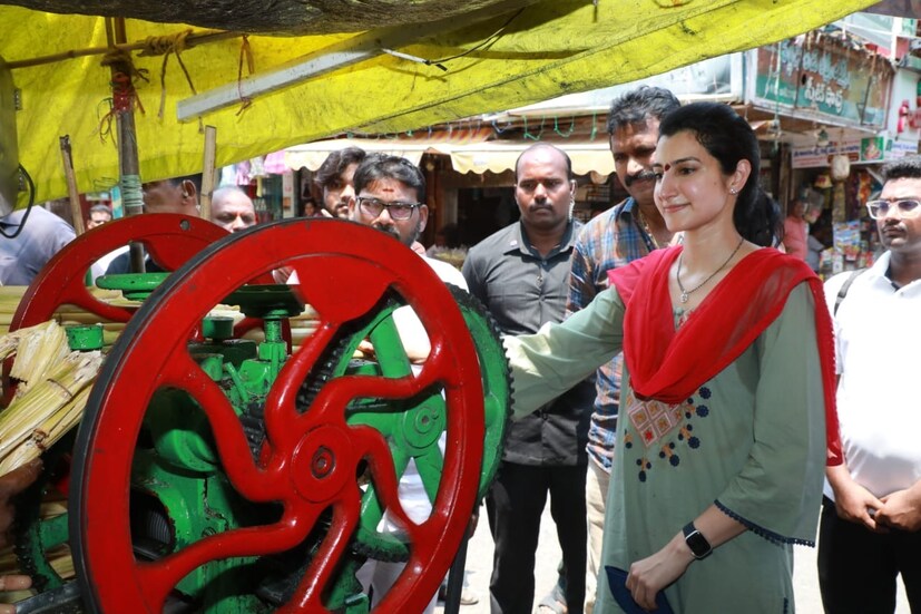   ఈ సంధర్భంగా లోకేష్ సతీమణి బ్రాహ్మణి స్పందిస్తూ.. అంతా పల్లెల్లో నుండి అమెరికా వెళితే, అక్కడ చదివి పల్లె గడపల వద్దకు వచ్చి, సిమెంట్ రోడ్లతో, ఎల్ఇడి వెలుగులతో వాటి రూపురేఖలు మార్చేశారు. పనిలో పడి విమర్శలను పట్టించుకోకుండా అవార్డుల పంట పండించారు.మీ వ్యక్తిత్వహననం చేసిన వారు అవాక్కయ్యేలా వాళ్ళకు మీరేంటో తెలియజేశారు. సవాళ్లతో కూడిన శాఖలను సాహసంతో తీసుకొన్నారు. మీ సమర్ధతతో నేటితరం, భావితరం భాగ్యరేఖలు మీరు మార్చగలవనే నమ్మకం మాకుంది. కుటుంబపరంగా ఎల్లవేళలా మీకు మా సహకారం ఉంటుంది. కంగ్రాట్స్ డియర్ అంటూ ట్వీట్ చేశారు.