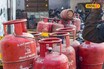 Gas Cylinder: సామాన్యులకు షాక్.. గ్యాస్ సిలిండర్‌పై రూ.100 అదనంగా కట్టాలి, ఇదెక్కడి దోపిడీరా నాయనా!