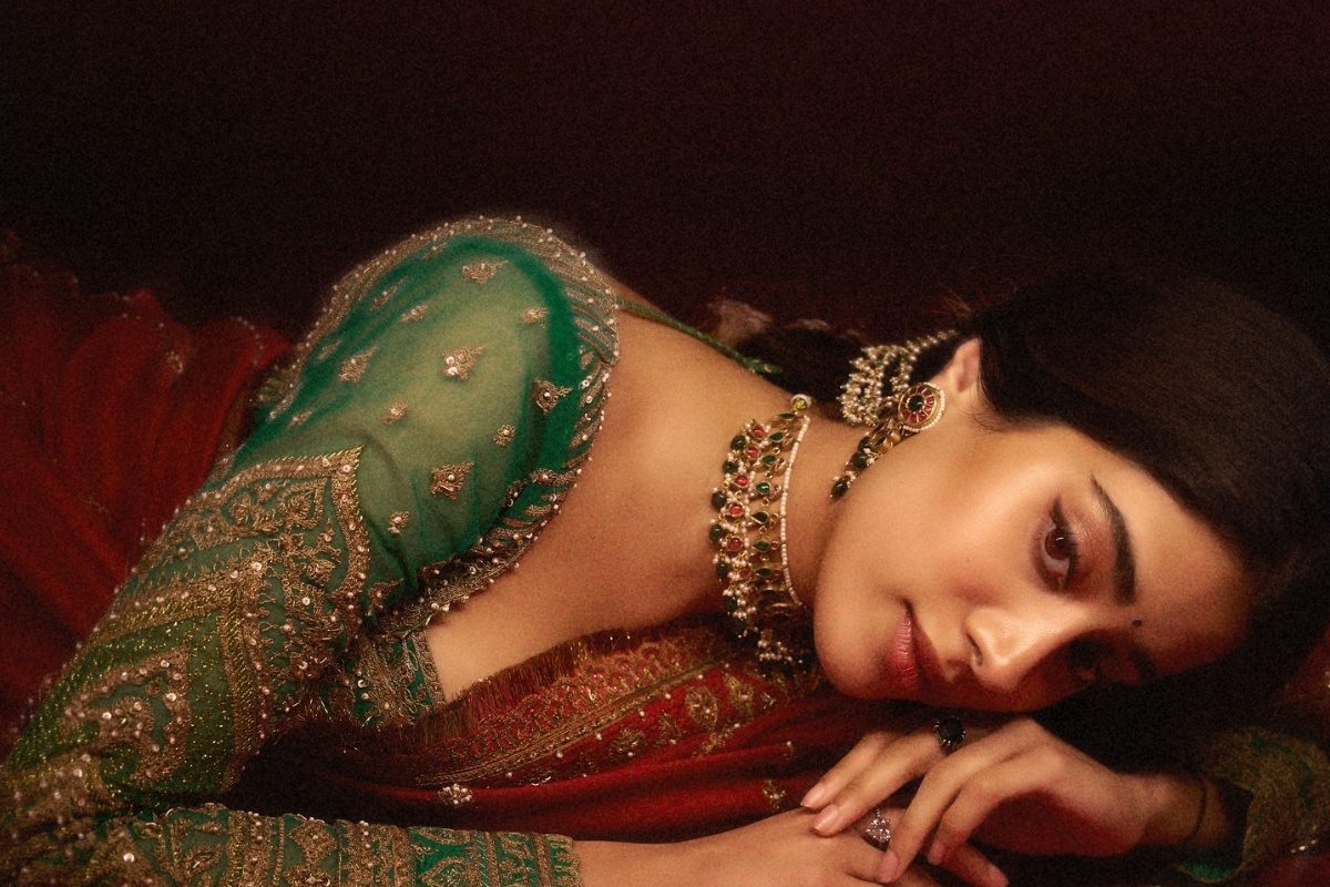 జాన్వీ కపూర్ కిర్రాక్ లుక్స్.. చీరకట్టులో చించేసిందిగా..!