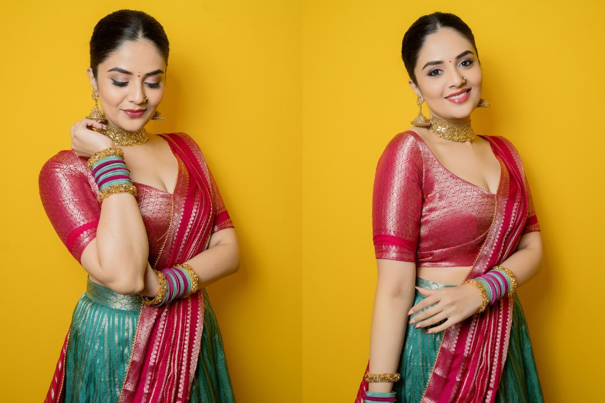 హాఫ్ శారీలో యాంకర్ అదుర్స్ .. శ్రీముఖి భారీ అందాలకు కుర్రాళ్లు ఫిదా