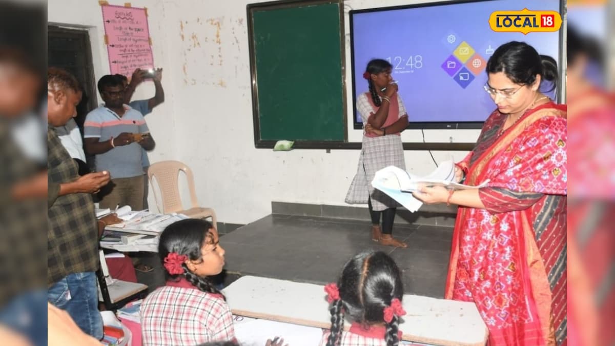 ఆ జిల్లా కలెక్టర్.. స్వయంగా విద్యార్థులకు పాఠాలు బోధన.. ఎక్కడంటే..
