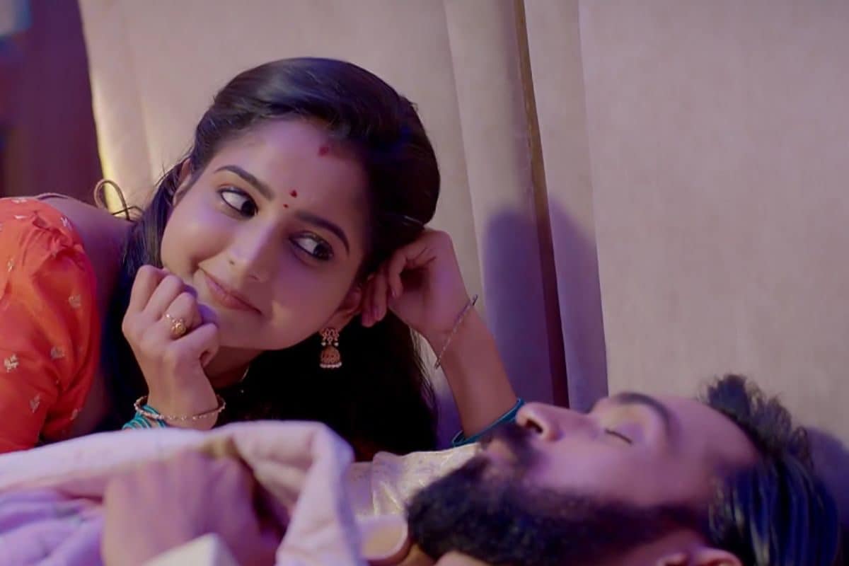 బెడ్ ఎక్కి రొమాన్స్ చేసిన కావ్య రాజ్.. అంతా అక్కడే బాబోయ్!