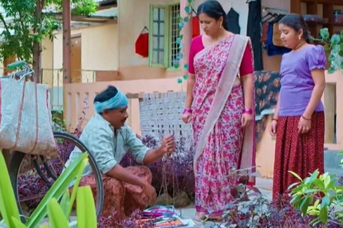 చిన్ని చదువు మనిపించి పుస్తకాలు కూడా పాత సామాన్లోడికి అమ్మేసిన సరళ.. మరీ ఇంత అన్యాయం ఏంటీ