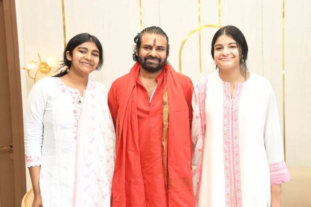 పవన్ కళ్యాణ్ ఇద్దరు కూతుళ్లు ఆమె పోలికే.. ఆ ఫోటోలు చూస్తే షాకే!