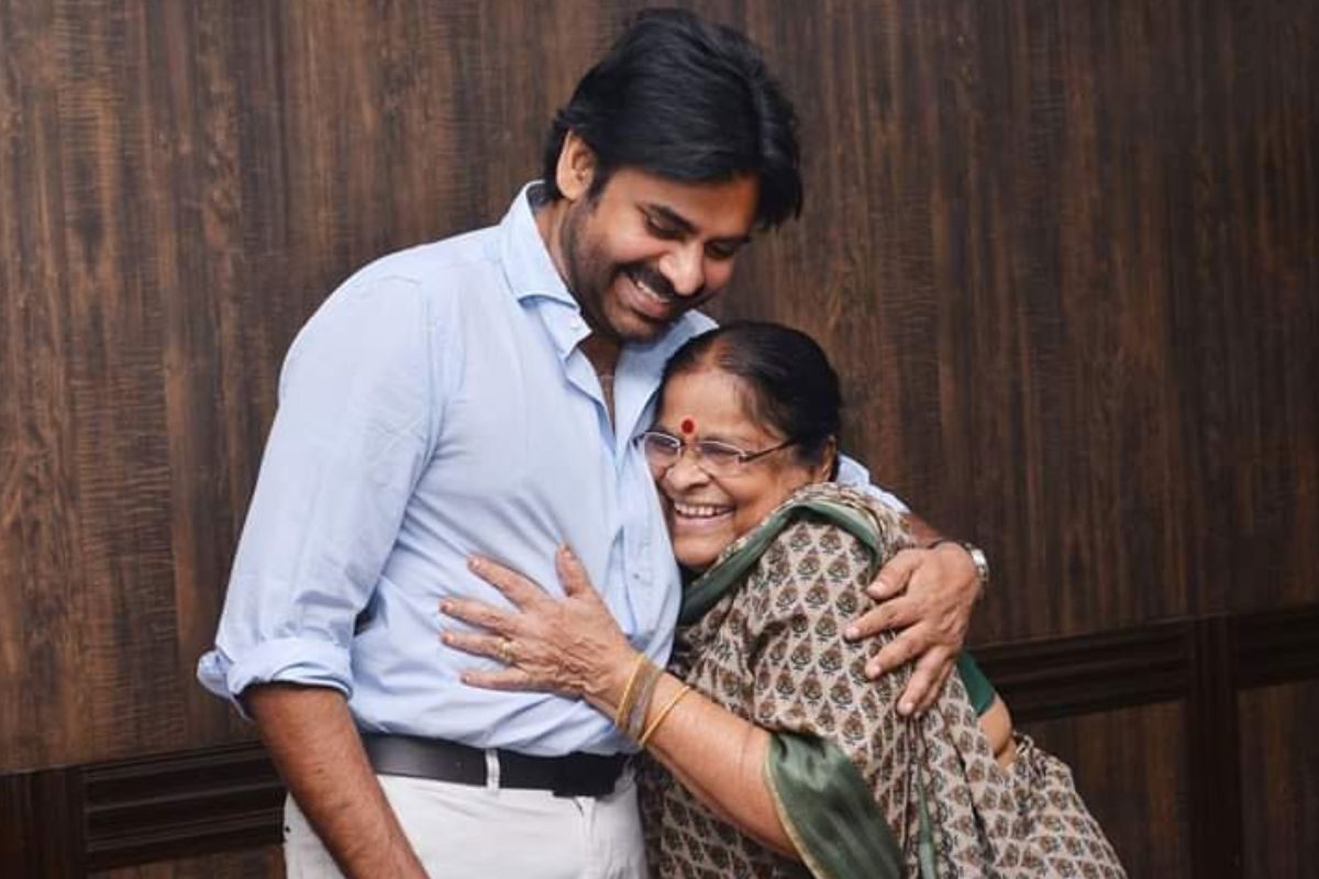 పవన్ అన్నప్రాశనలో కత్తి పట్టుకున్నాడు.. అసలు పేరు ఇదే..తల్లి అంజనాదేవీ ఆసక్తికర ఇంటర్వ్యూ