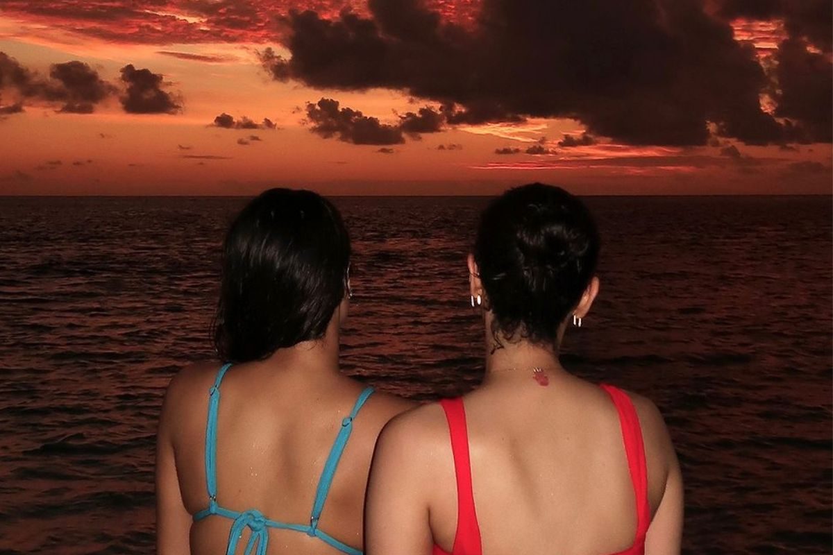 బీచ్‌లో స్టార్ హీరోయిన్ కూతుర్లు రచ్చ.. వీళ్లెవరో గుర్తుపట్టండి చూద్దాం!