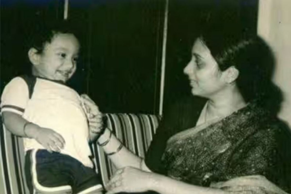 తండ్రి తోపు డైరెక్టర్.. తల్లి ప్రముఖ నటి... కొడుకు పాన్ ఇండియా స్టార్ ఈ ఫోటోలో ఉన్నది అతనే