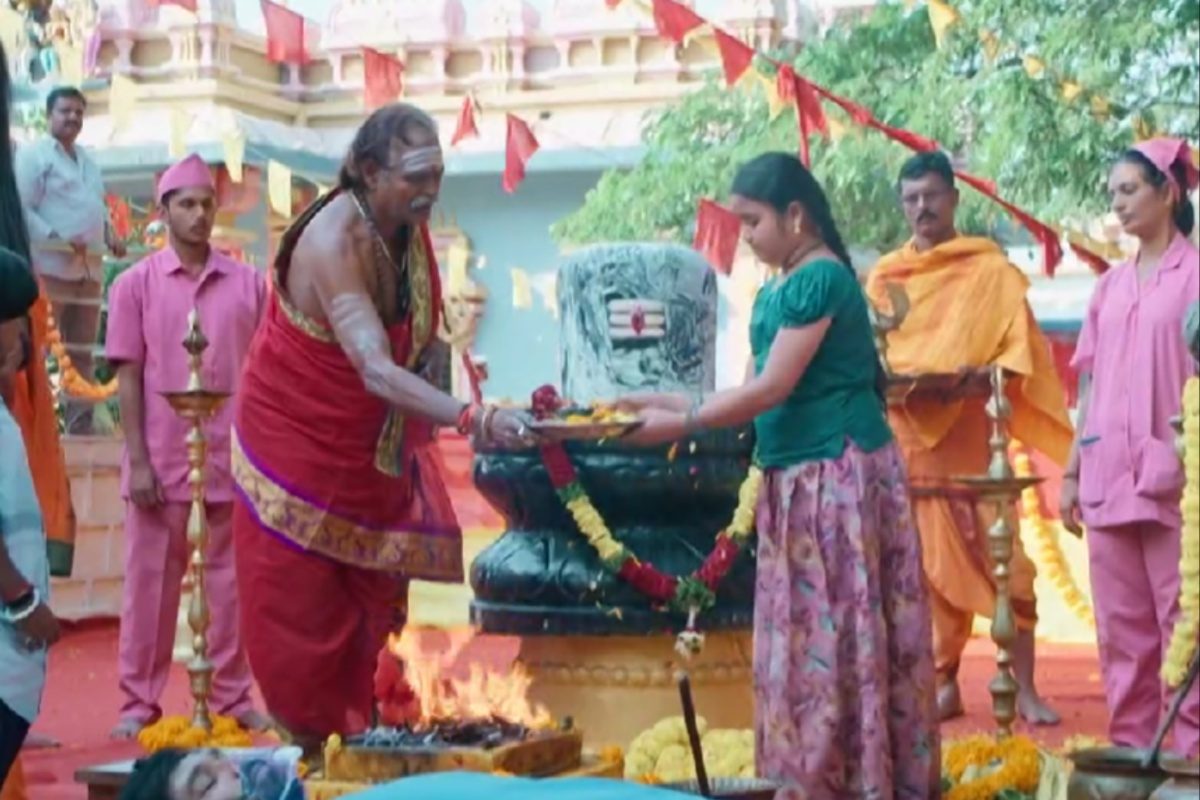 ఓ డైరెక్టరూ.. చిన్న పిల్లతో ఈ పనులేంటి సామి.. రాజు కోసం చిన్ని కష్టాలు చూస్తే కన్నీళ్లే!