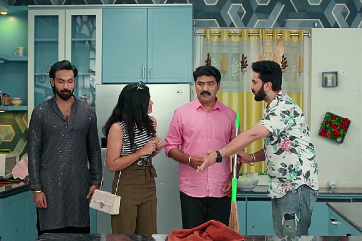 చెఫ్ స్టెల్లాకు పనోళ్లుగా మారిపోయిన దుగ్గిరాల వారసులు.. సొంత తల్లిదండ్రులకు విడాకులు ఇప్పి