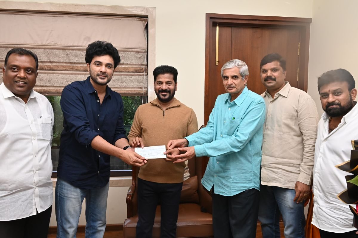 Siddhu Jonnalagadda: సీఎంను కలిసిన సిద్దూ జొన్నలగడ్డ... రూ.15 లక్షల చెక్కు అందజేత..!