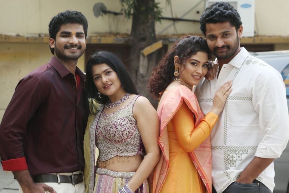 Tollywood: అంగరంగ వైభవంగా 'మర్రిచెట్టు కింద మనోళ్ళు' మూవీ షూటింగ్ స్టార్ట్..!