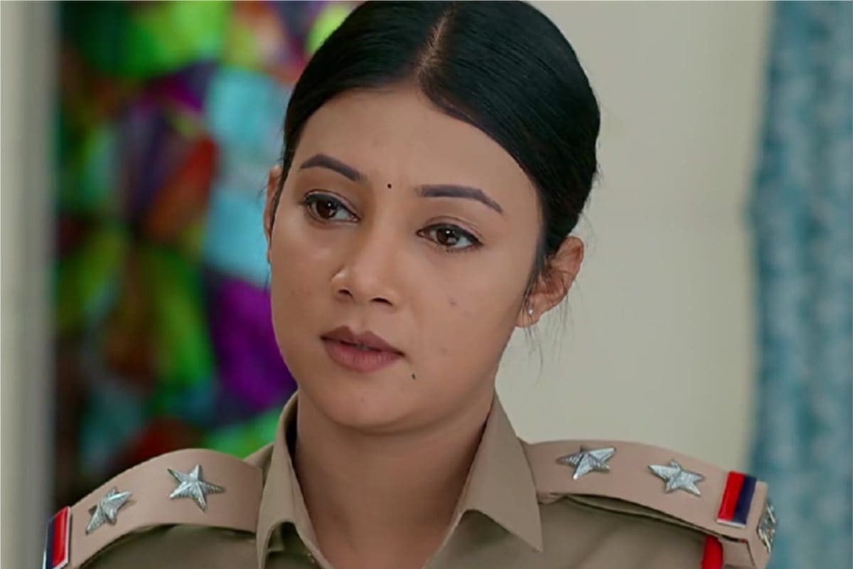 ఈ పొట్టిది నా కొడుకును గుప్పెట్లో పెట్టుకొని ఆడిస్తోంది.. పోలీస్ అప్పుపై అత్త పెత్తనం!