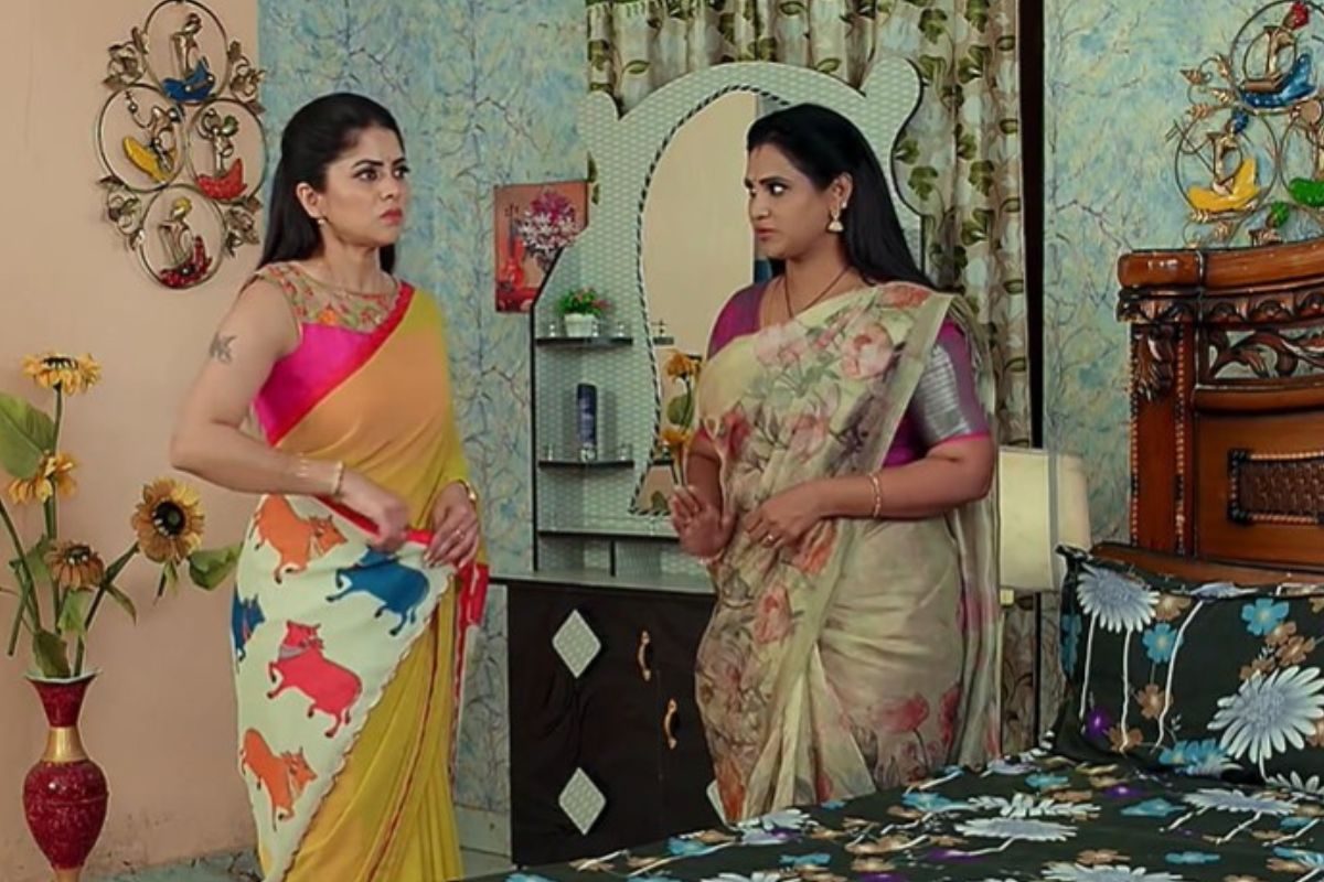 ఆస్తులు అమ్ముకొని అమెరికాకు చెక్కేస్తున్న కావ్య, రాజ్... తల బాధకుంటున్న రుద్రాణి, ధాన్యలక్