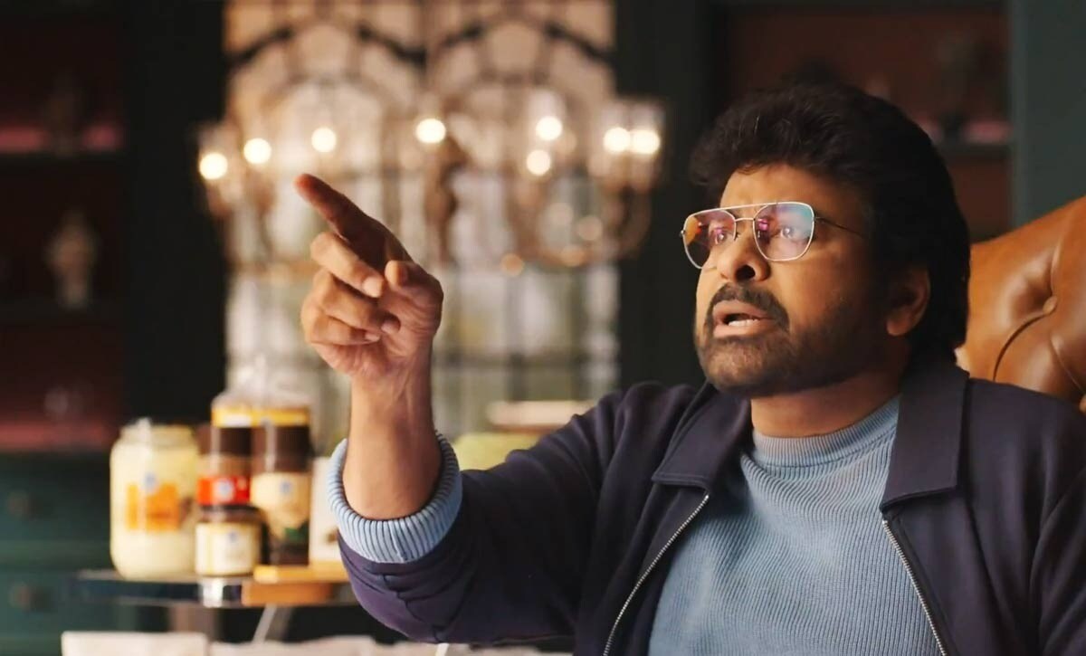 చిరంజీవి తండ్రి పోలీస్ కానిస్టేబుల్. ఆయనకు ఉద్యోగ రీత్యా పలు ప్రాంతాలకు బదిలీ అవుతుండేది. చిరంజీవి బాల్యంలో కొంతకాలం తాతయ్య దగ్గర ఉన్నాడు. నిడదవోలు, గురజాల, బాపట్ల, పొన్నూరు, మంగళగిరి, మొగల్తూరులో ఆయన ప్రాథమిక విద్యాభ్యాసం సాగింది.