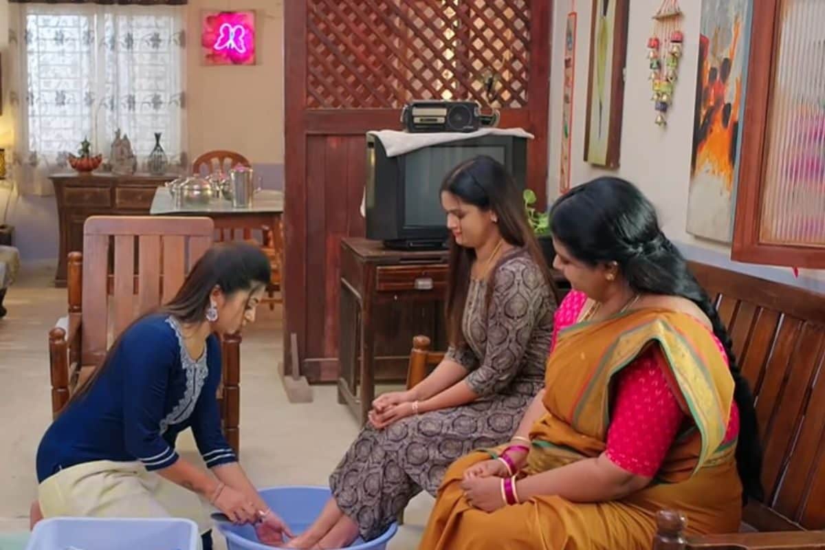 రోహిణితో శృతి కాళ్ళు పట్టించిన ప్రభావతి.. ఐదు వేలు ఇచ్చిన అత్తను కంట్రోల్ చేసిన కోడలు!