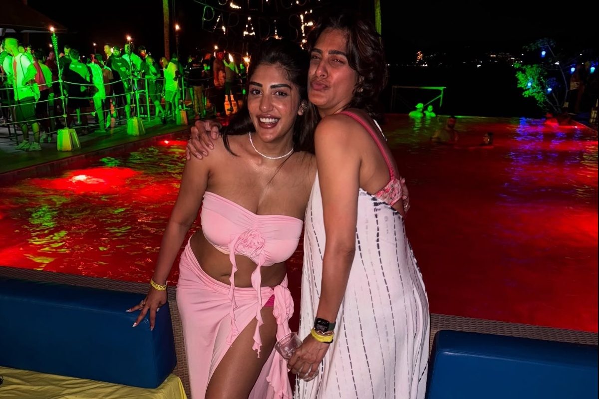 తగ్గేదే లే అంటున్న తల్లీకూతుళ్లు.. హద్దేలేని అందాల ఆరబోత! ఈ ఫోటోలేంట్రా బాబూ..