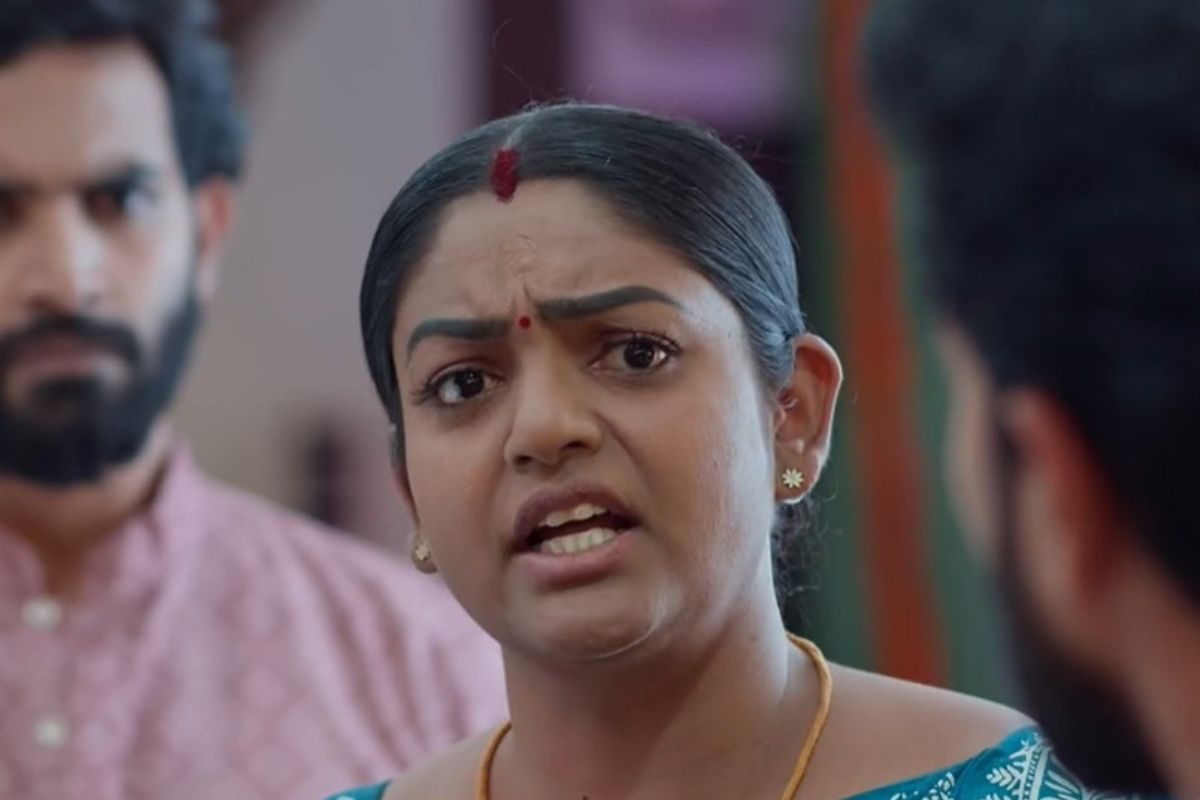 వీడో మోసగాడు.. కడుపు చేసి డబ్బులు విసిరేవాడు.. సుమిత్ర ఇంట్లో వంటలక్క రచ్చ రచ్చ!