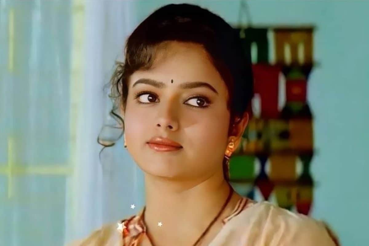 Actress Soundarya: మహేష్ బాబుకు నాన్నగా నటించిన ఈ హీరోను.. సౌందర్య పిచ్చిగా ప్రేమించిందా?