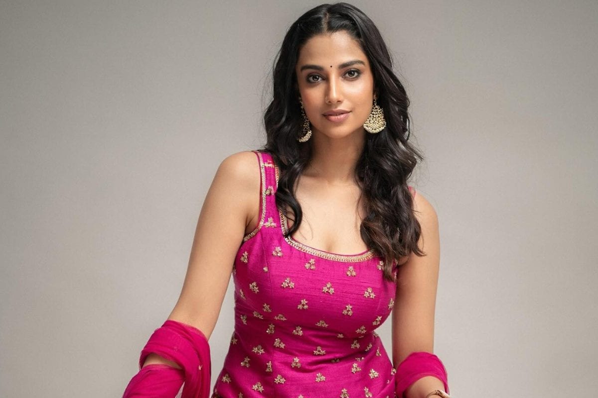 సీనియర్ హీరోలైనా ఓకే.. సంక్రాంతికి వస్తున్నాం బ్యూటీ డేరింగ్ మామూలుగా లేదే..!