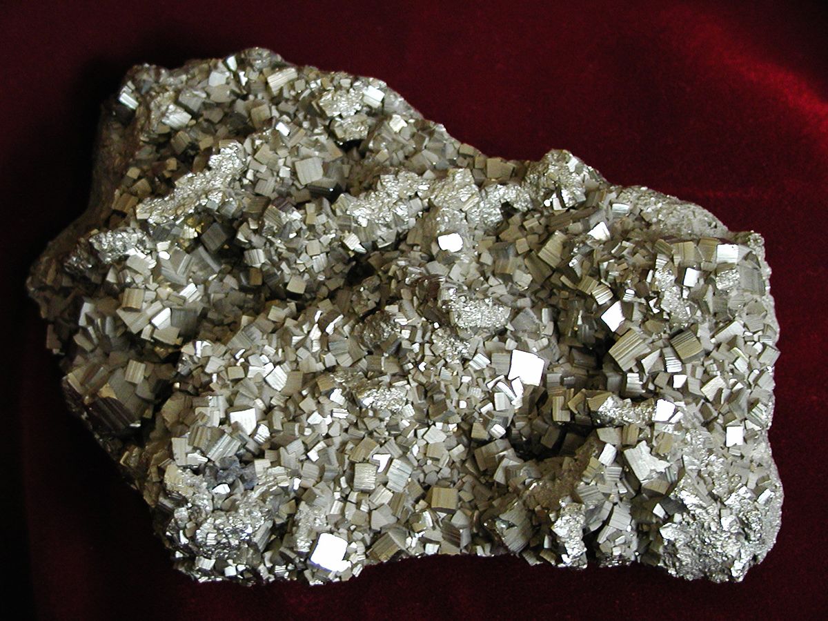 Pyrites Solid Rock Lucky Stone: ఈ రత్నాన్ని ఇంట్లో పెడితే ఈజీగా లక్షాధికారి అయిపోతారు ...