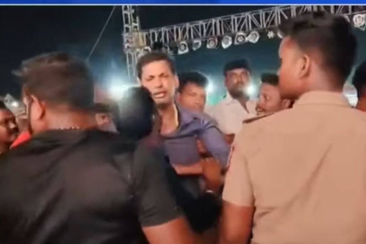 స్టేజీపై మాట్లాడుతూ కుప్పకూలిన హీరో విశాల్‌.. వైరల్ అవుతున్న వీడియో