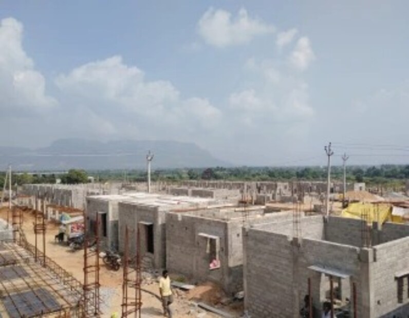  ఈ విధానం ప్రధానంగా పేద, మధ్యతరగతి కుటుంబాలను ప్రభుత్వం లక్ష్యంగా చేసుకుంది. 60 గజాలలో ఇల్లు నిర్మించుకోవడం ద్వారా, ఈ కుటుంబాలు తమ సొంత ఇంటి కలను సాకారం చేసుకోవచ్చు. అదనంగా, ప్రధానమంత్రి ఆవాస్ యోజన (PMAY) వంటి కేంద్ర ప్రభుత్వ పథకాలతో ఈ విధానాన్ని సమన్వయం చేస్తూ, లబ్ధిదారులకు ఆర్థిక సహాయం కూడా అందించే ప్రణాళికలు ఉన్నాయి. ఈ పథకం కింద, లబ్ధిదారులు తమ ఇంటి నిర్మాణాన్ని స్వయంగా పర్యవేక్షించవచ్చు, ఇది వారికి ఎక్కువ స్వేచ్ఛను ఇస్తుంది. నచ్చినట్లుగా ఇల్లు కట్టుకోగలరు.