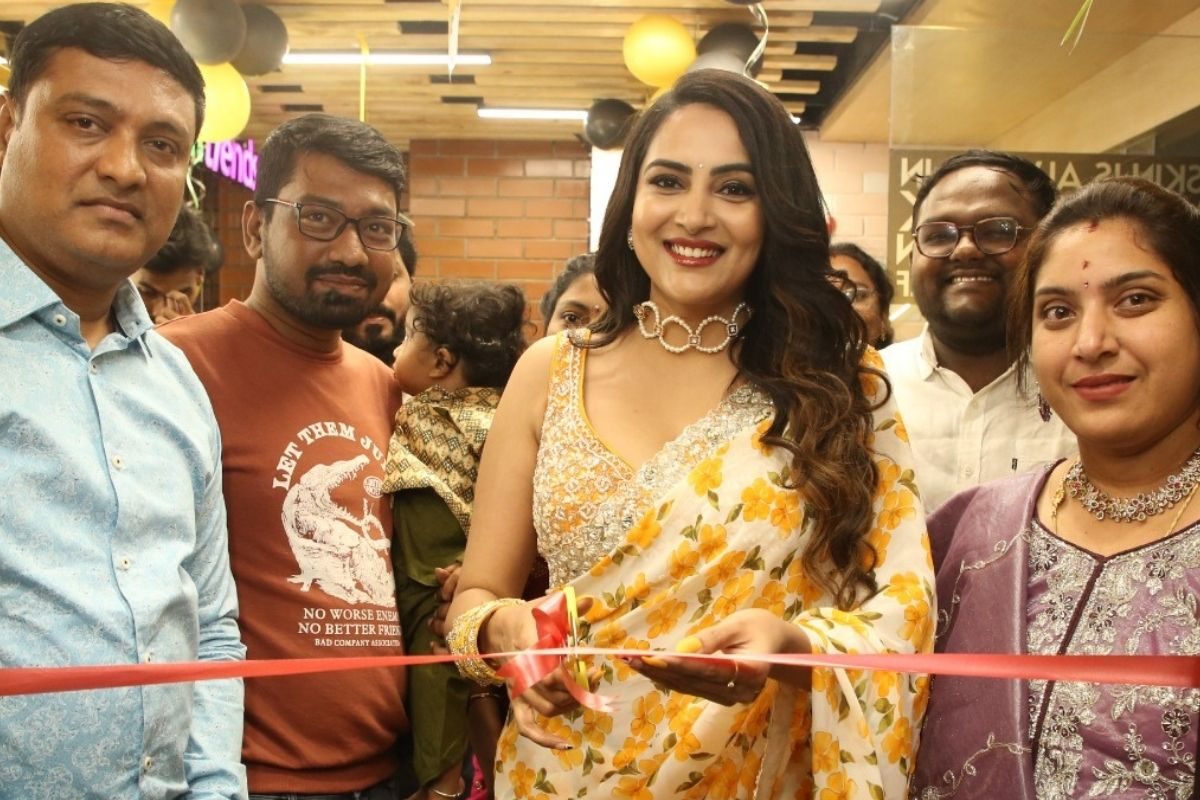 "గ్రీన్ ట్రెండ్స్ యూనిసెక్స్ హెయిర్ అండ్ స్టైల్ సెలూన్" ప్రారంభించిన నటి హిమజ.. ఎక్కడంటే?