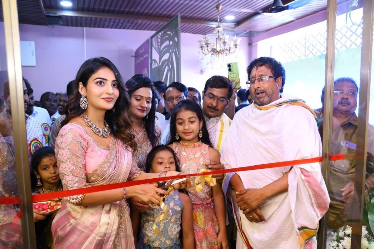 హబ్సిగూడలో హీరోయిన్ అనన్య నాగళ్ల సందడి.. స్పెషల్ అట్రాక్షన్‌గా ఫ్యాషన్ స్ట్రీట్ వాక్ షో