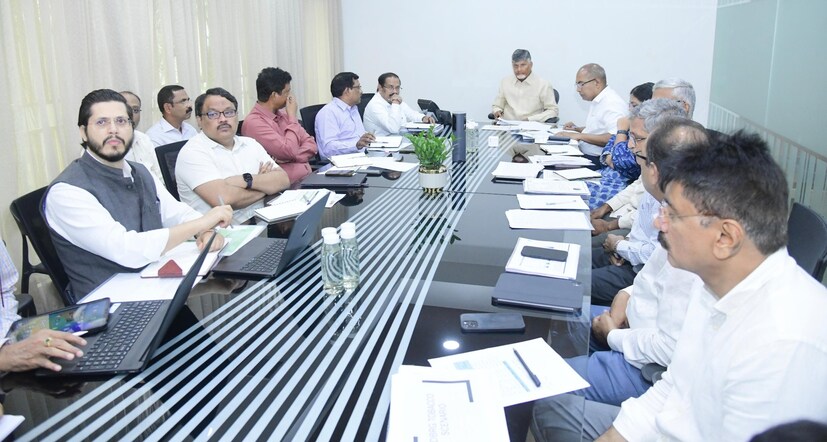  ఆంధ్రప్రదేశ్ ప్రభుత్వం పేదల సొంత ఇంటి కలను నిజం చేసేందుకు కీలక నిర్ణయం తీసుకుంది. 60 గజాలలోపు ఇళ్లు నిర్మించుకునే వారికి ఇకపై మున్సిపల్ అనుమతులు అవసరం లేకుండా సరికొత్త విధానాన్ని ప్రవేశపెట్టింది. ఈ విధానం ప్రకారం, కేవలం ఒక రూపాయి ఫీజుతో ఆన్‌లైన్‌లో రిజిస్టర్ చేసుకోవచ్చు. అలాగే స్వయంగా ధృవీకరణ చేసుకోవచ్చు. దీన్నే ప్రభుత్వం సెల్ఫ్-సర్టిఫికేషన్ ప్రక్రియ అంటోంది. ఇందులో సర్టిఫికెట్లను స్వయంగా అప్‌లోడ్ చేసుకొని, స్వయంగా వాటిని ఆమోదించుకోవచ్చు. ఈ ప్రక్రియలో అధికారుల జోక్యం ఉండదు.