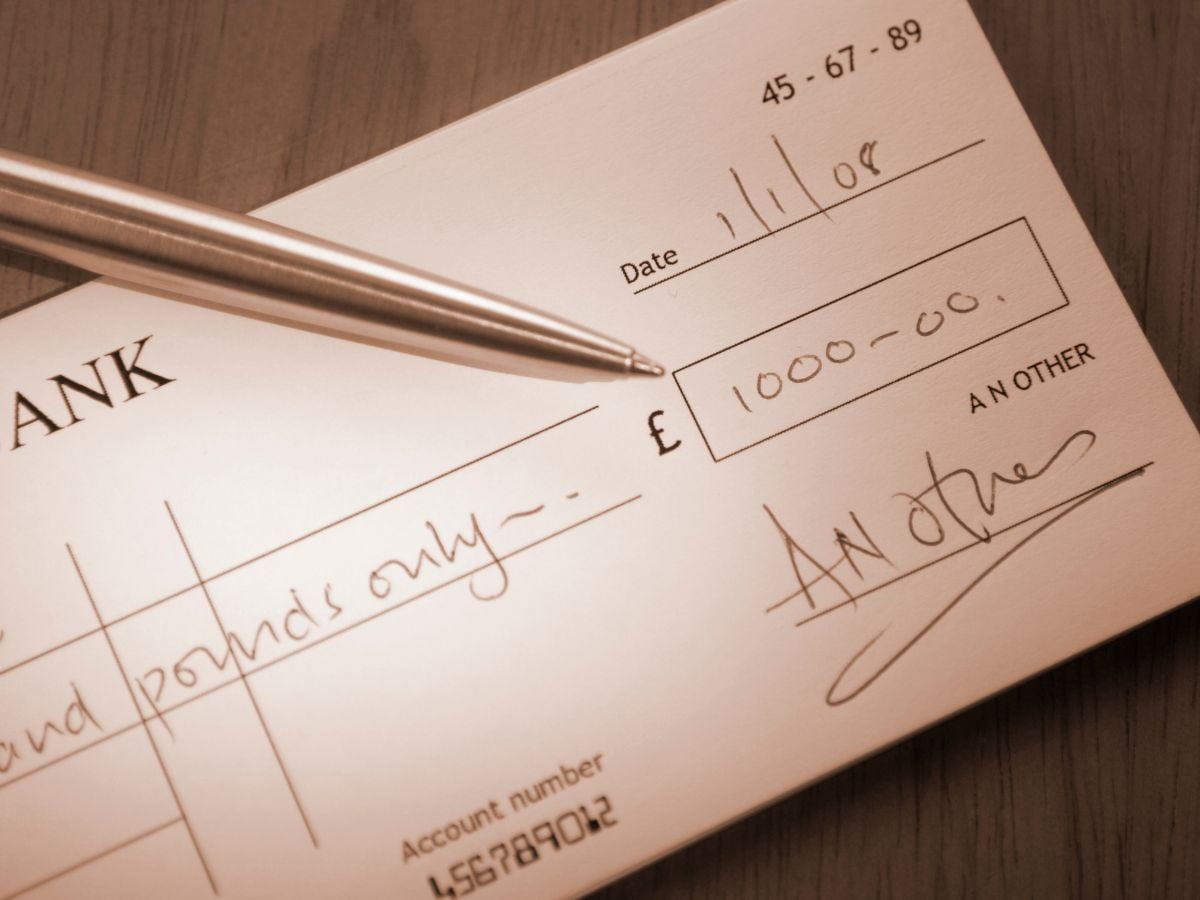 Rewritable Sign Cheque Signature on Check: చెక్కు వెనుక ఎందుకు సంతకం చేయాలో తెలుసా..? 99 శాతం ...