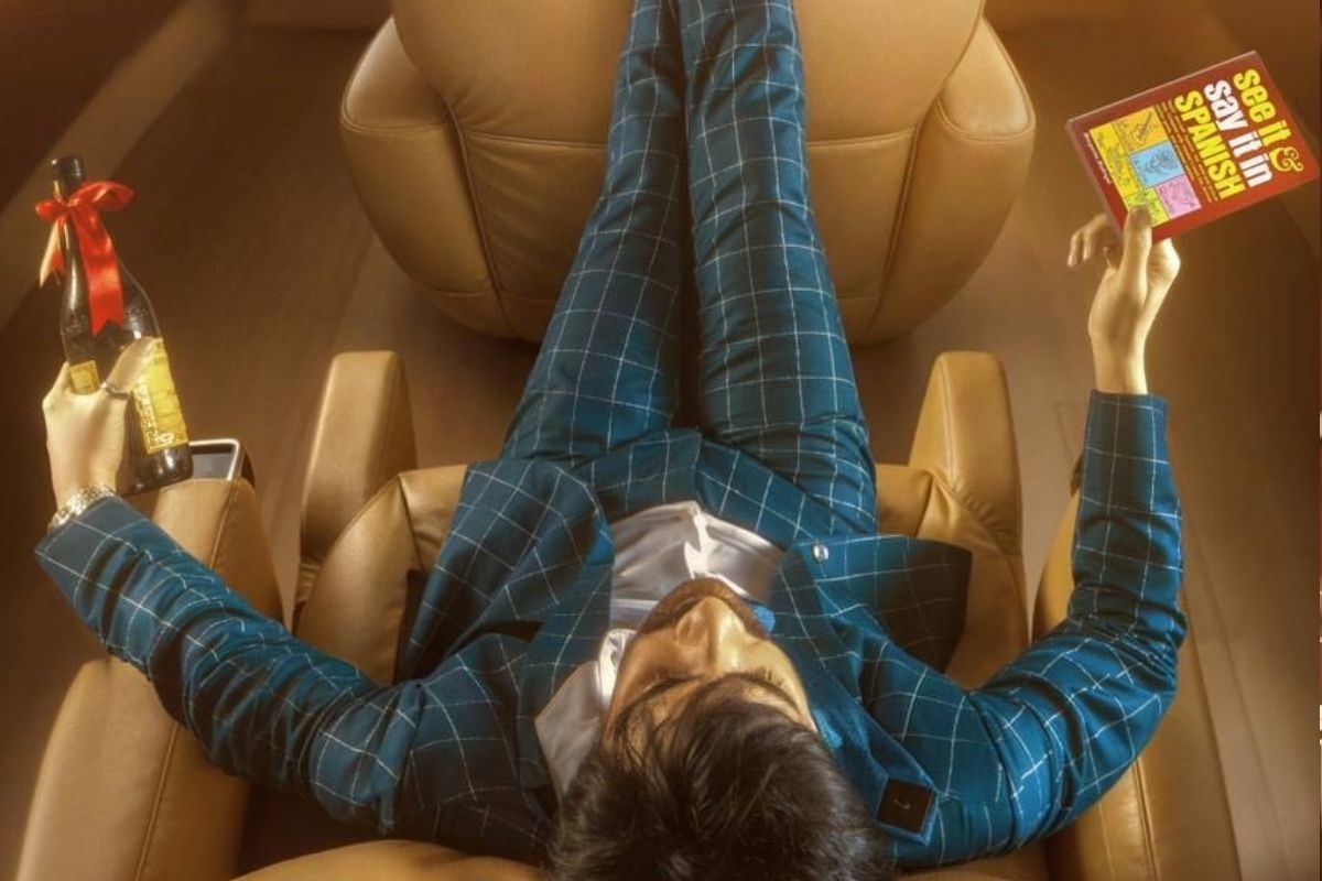 ఒక చేతిలో మందు బాటిల్.. మరో చేతిలో మత్తెక్కించే బుక్.. నెక్స్ట్ లెవల్‌లో రవితేజ #RT76 లుక్