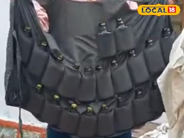 చొక్కా జేబుల్లో ఉంచిన మద్యం సీసాలు చొక్కా జేబుల్లో ఉంచిన మద్యం సీసాలు