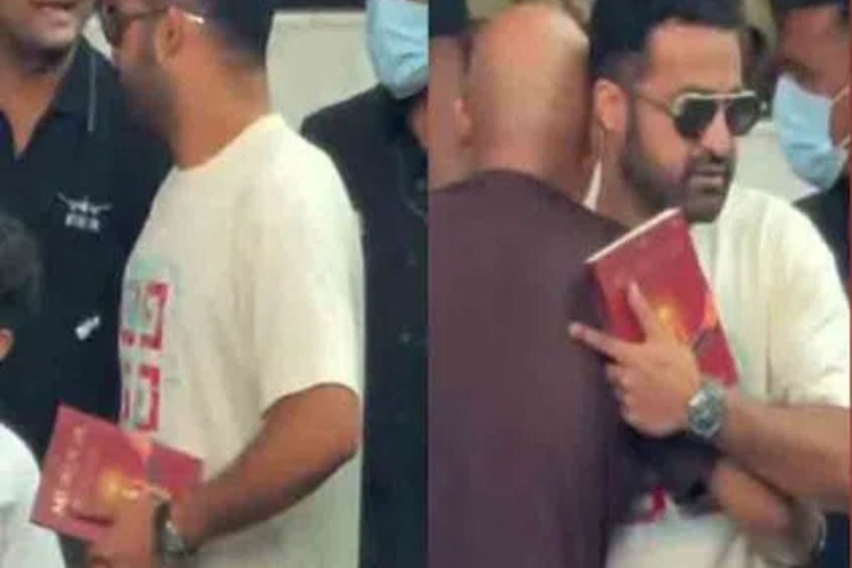 NTR: ఎన్టీఆర్ చేతిలో పుస్తకం.. బాబోయ్ ఆ రూ.500 కోట్ల సినిమా కోసమేనా?