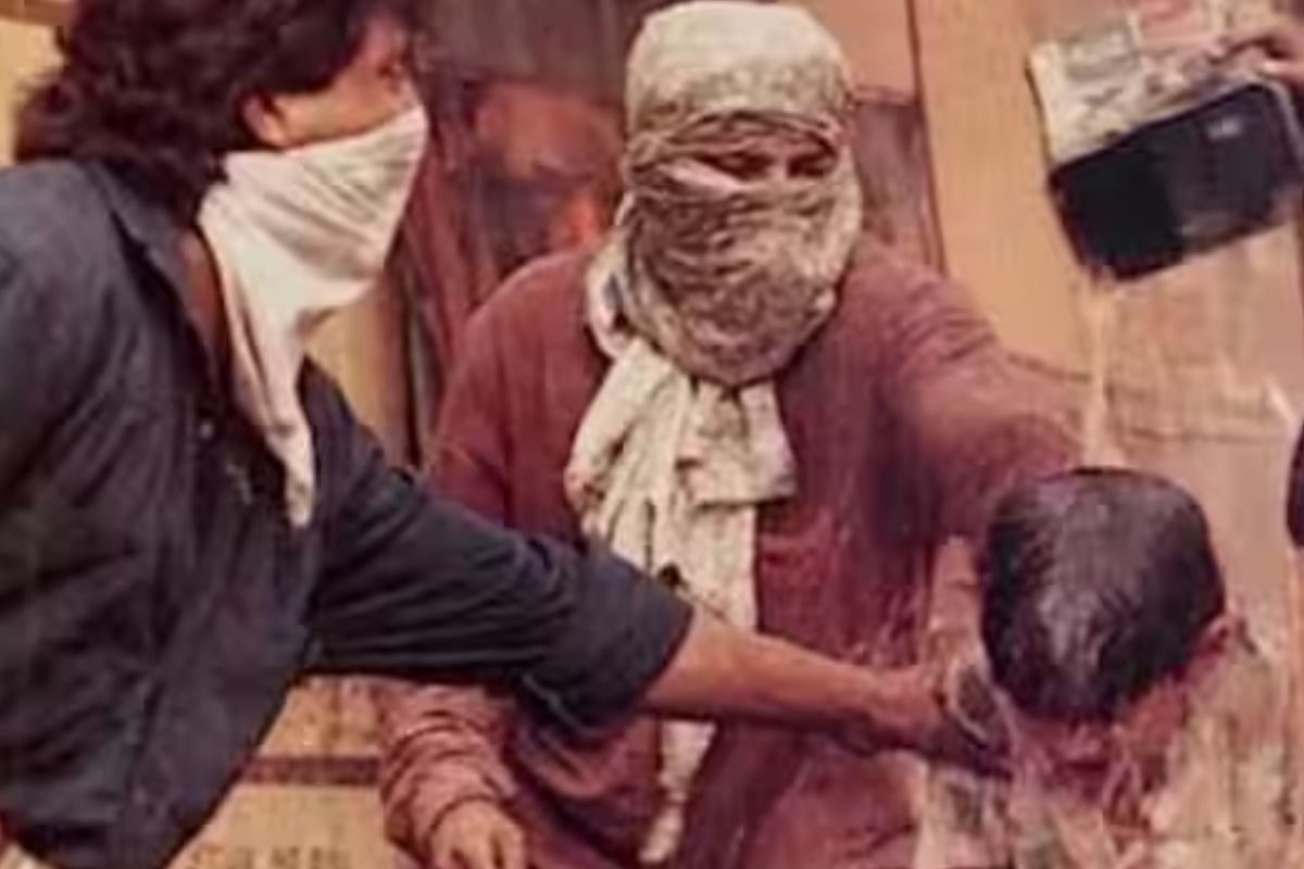 Controversial Hit: ఇండియా మొత్తాన్ని షేక్ చేసిన సినిమా.. డైరెక్టర్ ఇంటిపై దాడి.. కానీ ఇది