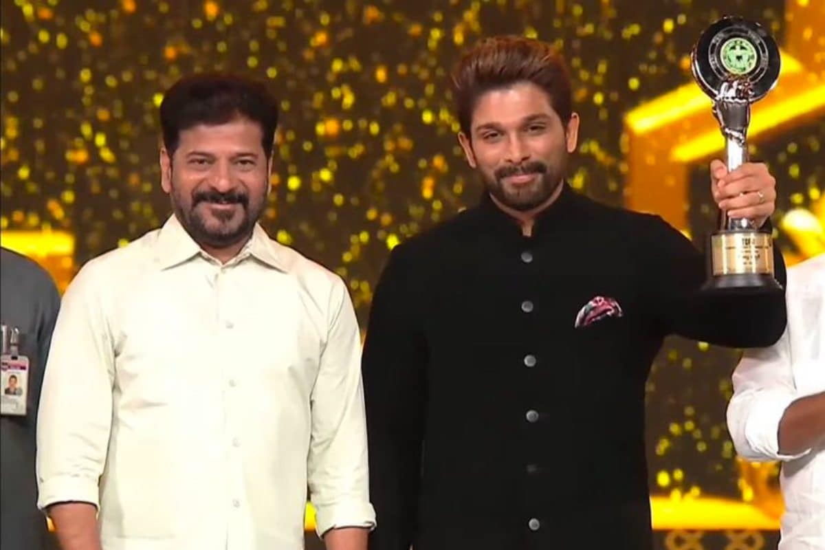 గద్దర్ సినీ అవార్డుల వేదికపై అరుదైన సీన్.. సీఎం ముందే పుష్ప డైలాగ్ చెప్పిన అల్లు అర్జున్