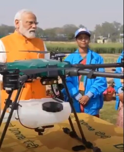   డ్రోన్ 29 కేజీల బరువు ఉంటుంది. ఇది 12 లీటర్ల నీటి ట్యాంక్ కలిగివుంటుంది. ఎకరం పొలంలో పిచికారీ చేశాక, మళ్లీ ట్యాంకులో 12 లీటర్ల నీటిని నింపుకోవచ్చు. రోజూ 10 ఎకరాల్లో పిచికారీ చెయ్యడానికి 3 గంటల్లో పని పూర్తి చేసుకోవచ్చు. తెలంగాణ ప్రభుత్వం ఈ డ్రోన్లను ఎప్పుడు ఇస్తుందో ఇంకా చెప్పలేదు. కానీ.. ఇవ్వడం గ్యారెంటీ. ఎలా ఇస్తుంది, ఎవరికి ఇస్తుంది, గైడ్‌లైన్స్ ఏంటి?, ఎలా పొందాలి వంటి అన్ని అంశాలపై అతి త్వరలో ప్రకటన వస్తుంది. అది రాగానే.. మళ్లీ మనం పూర్తి వివరాలు తెలుసుకుందాం.