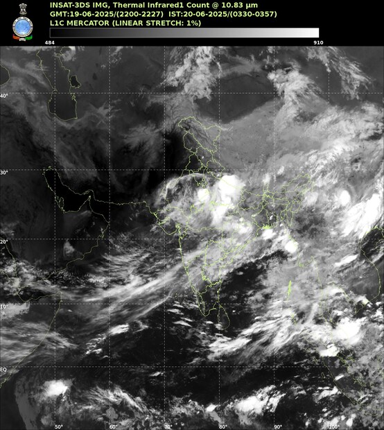  తెలుగు రాష్ట్రాల ప్రజలు ఇప్పుడు వర్షాల కంటే గాలులతో ఎక్కువ అప్రమత్తంగా ఉండాల్సిన పరిస్థితి కనిపిస్తోంది. సాధారణంగా.. అల్పపీడనం ఉన్నప్పుడు ఈదురు గాలులు వీస్తాయి. కానీ.. ఇప్పుడు అరేబియా సముద్రం, బంగాళాఖాతంలో అల్పపీడనాలు లేకపోయినా.. బలమైన ఈదురు గాలులు మాత్రం వీస్తున్నాయి. గంటకు 50 కిలోమీటర్లకు పైగా వీస్తున్న గాలులు.. అదే జోరుతో.. ఏపీ, తెలంగాణలోకి వస్తున్నాయి. అందువల్ల మనం ఏ పని చేసినా, గాలులను దృష్టిలో పెట్టుకొని, జాగ్రత్తగా ప్లాన్ చేసుకోవాలి.