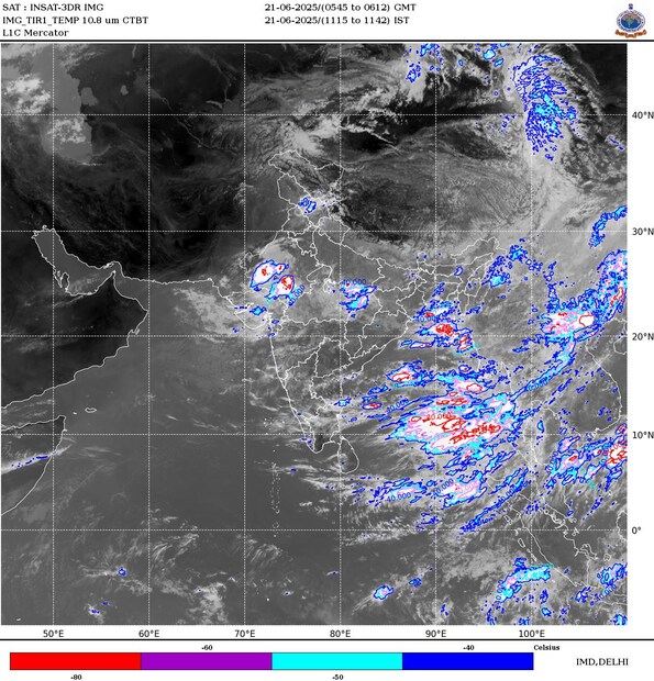 ఓ మంచి ఆనందం కలిగించే వార్తను భారత వాతావరణ శాఖ చెప్పింది. ఈ నెల 24 వరకూ ఆంధ్రప్రదేశ్, తెలంగాణలో ఉపరితలంపై బలమైన చల్లగాలులు వీస్తాయని తెలిపింది. గాలి వేగం గంటకు 40 నుంచి 60 కిలోమీటర్లు ఉంటుందని చెప్పింది. అంతేకాదు.. జూన్ 27 వరకూ.. కోస్తాంధ్ర, యానాం, తెలంగాణలో పిడుగులు, మెరుపులతో చాలా ప్రాంతాల్లో తేలికపాటి నుంచి మోస్తరు వర్షాలు కురుస్తాయి అని చెప్పింది. ఓ మంచి ఆనందం కలిగించే వార్తను భారత వాతావరణ శాఖ చెప్పింది. ఈ నెల 24 వరకూ ఆంధ్రప్రదేశ్, తెలంగాణలో ఉపరితలంపై బలమైన చల్లగాలులు వీస్తాయని తెలిపింది. గాలి వేగం గంటకు 40 నుంచి 60 కిలోమీటర్లు ఉంటుందని చెప్పింది. అంతేకాదు.. జూన్ 27 వరకూ.. కోస్తాంధ్ర, యానాం, తెలంగాణలో పిడుగులు, మెరుపులతో చాలా ప్రాంతాల్లో తేలికపాటి నుంచి మోస్తరు వర్షాలు కురుస్తాయి అని చెప్పింది.