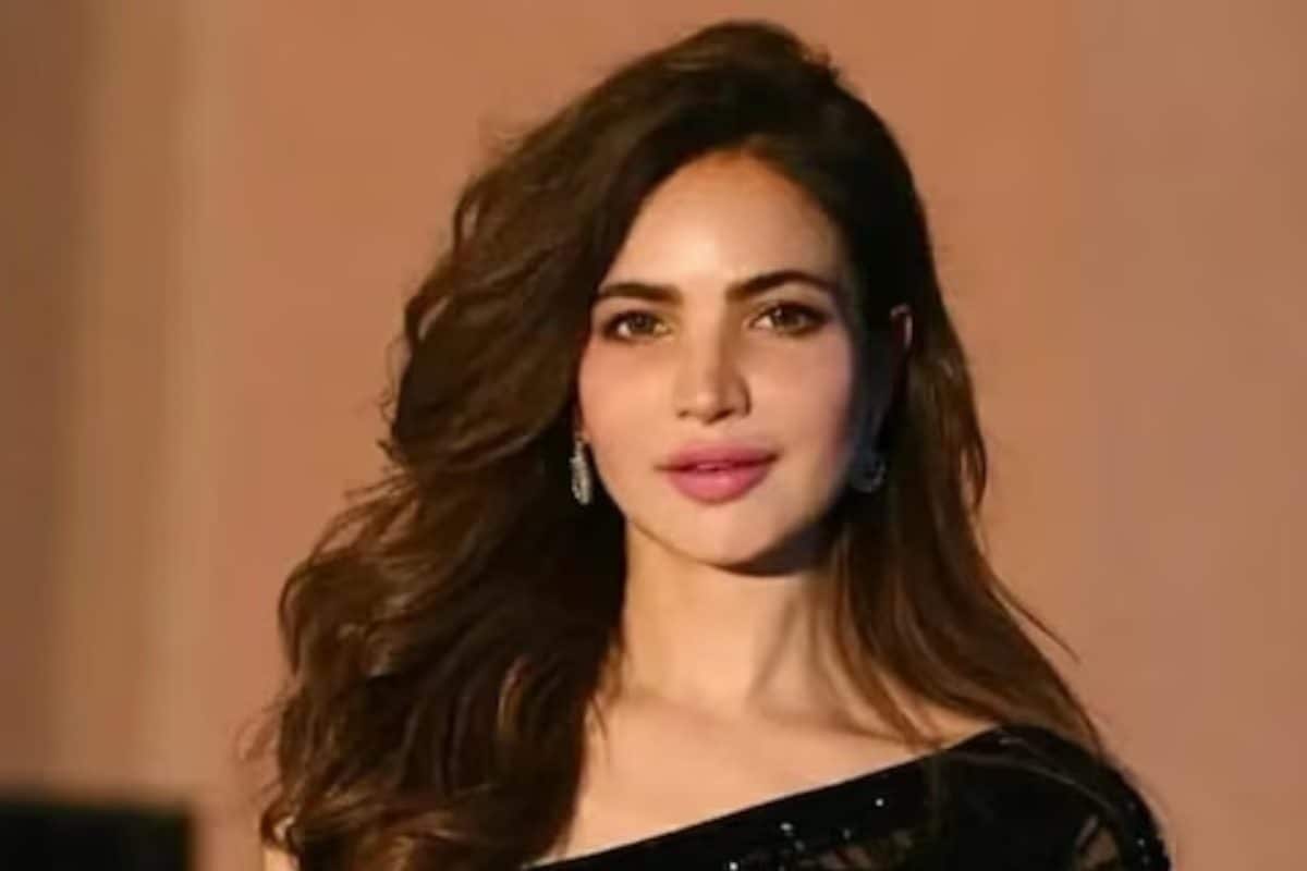 Actress Death: తన ఇంట్లోనే శవమై కనిపించిన 32 ఏళ్ల నటి.. కుళ్ళిపోయిన మృతదేహం లభ్యం